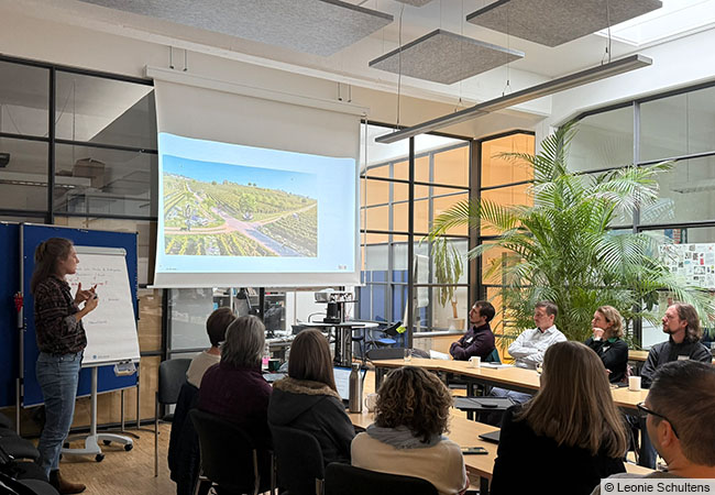 Menschen in einem Vortrag © Leonie Schultens