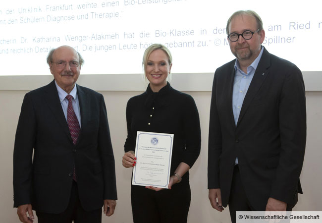 Verleihung des Förderpreises der Wissenschaftlichen Gesellschaft an die Neuroradiologin Priv.-Doz. Dr. med. Wenger-Alakmeh durch den Präsidenten der Wissenschaftlichen Gesellschaft Prof. Herbert Zimmermann (links) und den Präsidenten der Goethe-Universität Prof. Dr. Enrico Schleiff (rechts).