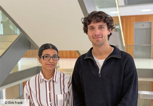 Koordinator Pedro Schlepper und die studentische Mitarbeiterin Sana Aljadaan © Dirk Frank