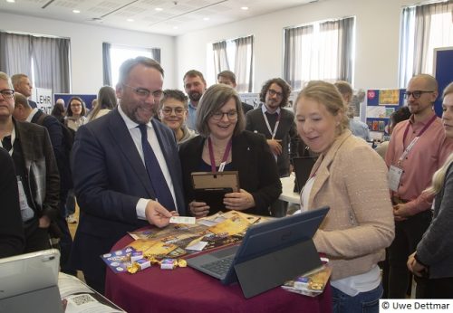 Auf der EduConnect präsentieren sich die hessischen Hochschulen, hier z.B. Gamification-Ansätze, die im Rahmen des HessenHub-Verbunds entstanden sind. © Uwe Dettmar