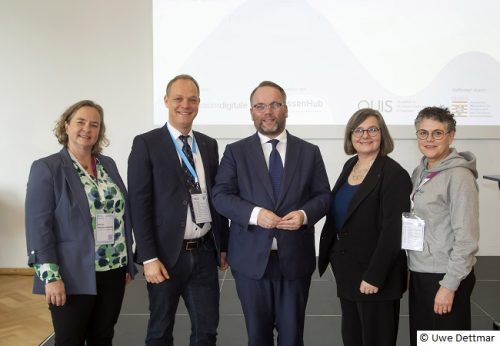 Eröffnung der #EduNext (von links nach rechts): VP Prof. Dr. Stephanie Hanrath (THM), Prof. Dr. Hendrik Drachsler (Direktor studiumdigitale), Minister Timon Gremmels, VP. Prof. Dr. Viera Pirker (Goethe-Universität), VP Prof. Dr. Yvonne Zimmermann (Philipps-Universität Marburg) © Uwe Dettmar