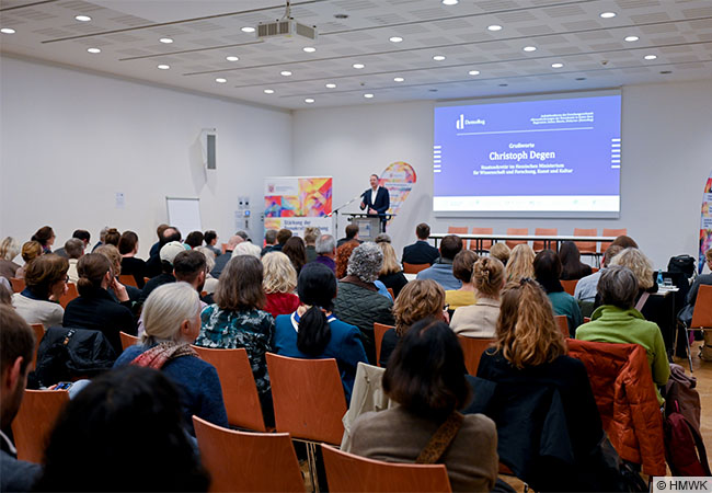 Publikum bei der Konferenz für Demokratieforschung © HMWK