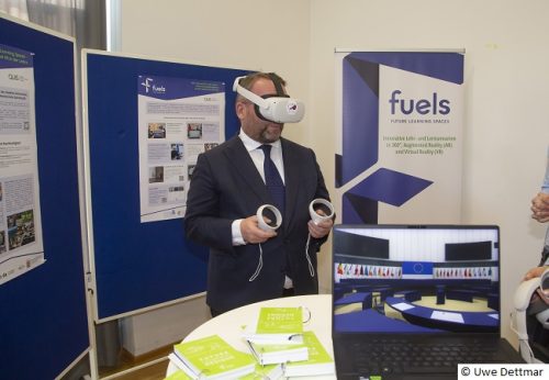 Minister Gremmels besucht mithilfe von Virtual Reality (VR) den Plenarsaal des EU-Parlaments, der im Rahmen des QuiS-Verbundprojekts fuels zum Einsatz kommt. © Uwe Dettmar