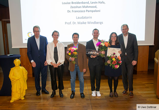 (from left to right) Dr. Christian Zschocke, Jovana Walter (Futury Capital), Dr. Francesco Pampaloni, Levin Hafa, Louise Breideband and University President Prof. Enrico Schleiff. (© Uwe Dettmar/Goethe University)
