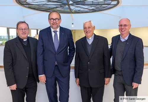 Von links nach rechts: Bischof Georg Bätzing, Uni-Präsident Enrico Schleiff, Großkanzler Pater Arturo Sosa SJ und Provinzial Thomas Hollweck