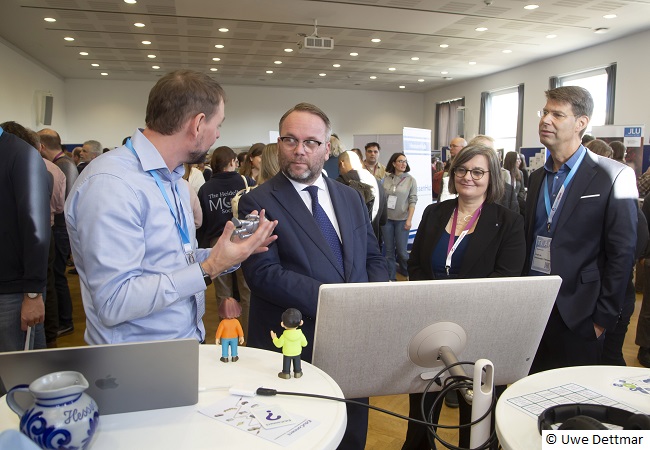Am Stand der Goethe-Universität präsentiert Dr. David Weiß (studiumdigitale) spezialisierte KI-Agenten zur Lernunterstützung. © Uwe Dettmar
