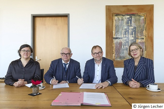 Bei der Unterzeichnung des Kooperationsvertrages (v. l. n. r.): Dr. Mayte Zimmermann, Prof. Dr. Markus Wriedt, Prof. Dr. Enrico Schleiff u. Prof. Dr. Sabine Andresen. © Jürgen Lecher