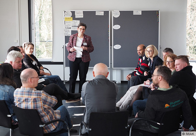 Dr. Christa Larsen, Leiterin des Instituts für Wirtschaft, Arbeit und Kultur der Goethe-Universität, in einer der Zukunftswerkstätten. (© IWAK)