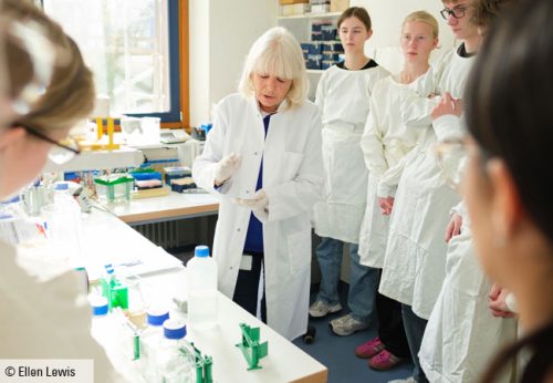 Dr. Monika Raab führte die Schulklasse durch das Krebsforschungslabor der Frauenklinik © Ellen Lewis