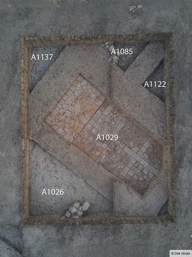 Abb. 3: Scherbe mit eingeritztem Kreuzdekor. © Dirk Wicke