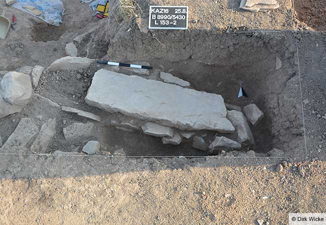 Freilegung eines Grabes in Areal B. © Dirck Wicke