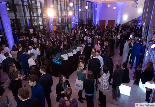 Menschen im Foyer des Mensa Casinos bei der Vergabefeier der Deutschlandstipendien. © Uwe Dettmar