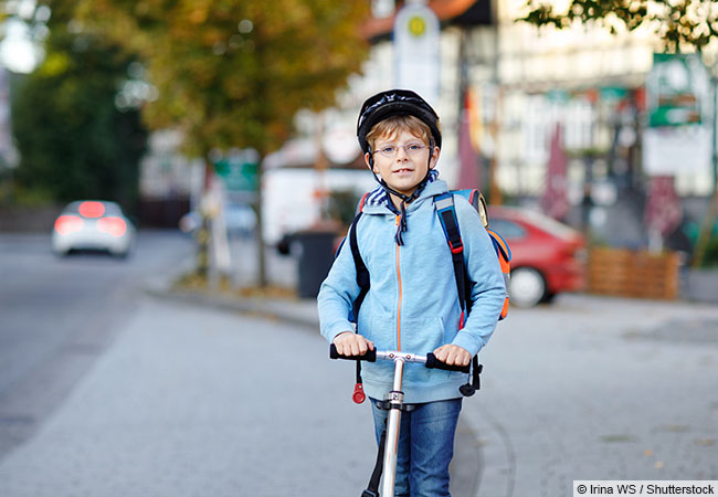 Kind auf einem Roller © Irina WS / Shutterstock