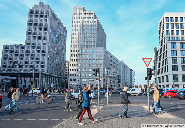 Menschen am Potsdamer Platz (© Shutterstock / Ajdin Kamber)