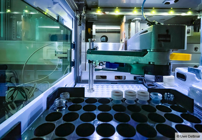 Hochdurchsatzanalyse: Ein Pipettierroboter bereitet in einem pharmazeutischen Labor der Goethe-Universität Proben für die Proteinanalyse vor. © Uwe Dettmar für Goethe-Universität