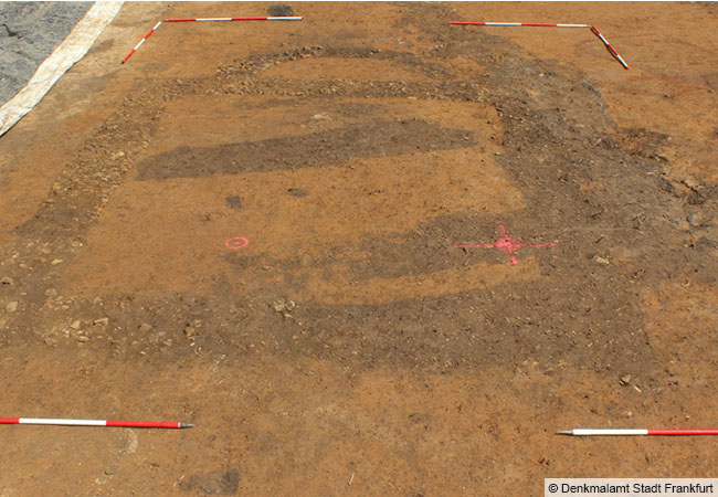 Excavated remains of a stone building with an apse – possibly a chapel. In the modern period, the walls were dismantled down to their foundations; only the extraction trenches remain visible. This pattern is characteristic of archaeological finds in Nida. (© Frankfurt City Monument Office)