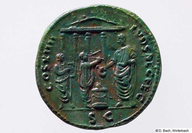 Coins appear to have been among the most common offerings made to the Roman gods at Nida’s sanctuary. Their reverse sides often display religious imagery, such as this coin minted in 88 CE to commemorate the ludi saeculares under Emperor Domitian (81–96 CE). Exceptionally well preserved and extremely rare, it was likely chosen deliberately as a votive gift. (© D. Bach, Winterbach).