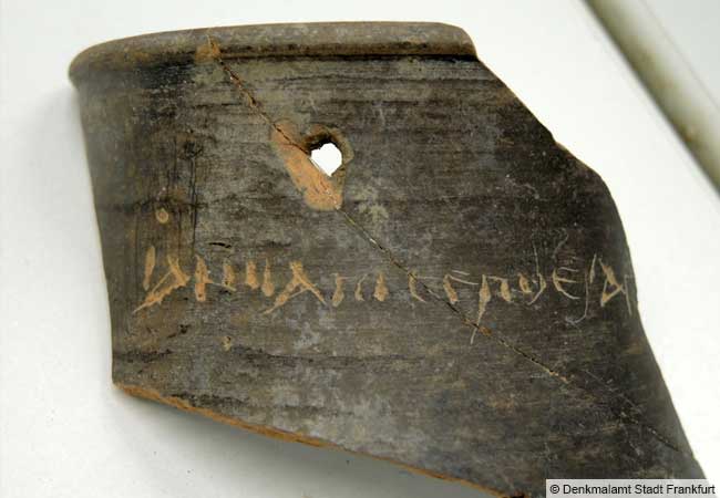 Beer from a cup? Scratched into the neck of this ceramic vessel from the late 3rd century CE is a graffito reading Ianuari cervesia [–]. Did a man named Ianuarius offer beer to the gods in this cup? The inscription is unfortunately incomplete. (© Frankfurt City Monument Office)