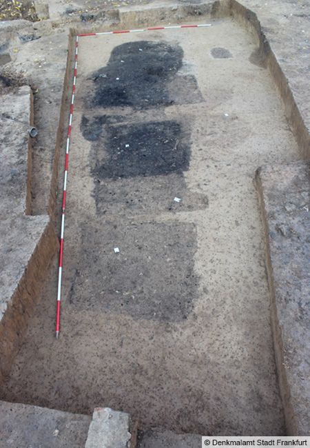 Numerous (cult) pits discovered in Nida’s cult district partially overlap, showing that they were dug at different times. These pits likely held the buried remains of sacrificial rituals and cult meals. (© Monument Office, City of Frankfurt)