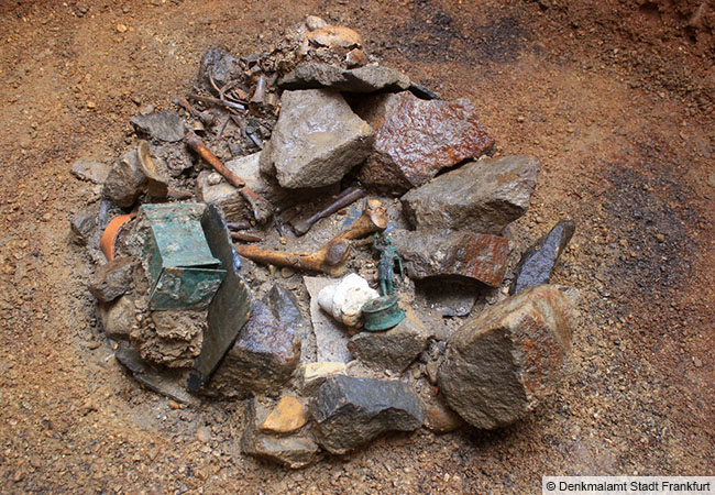 Zeugnisse vom Ende des Heiligtums? In einem Brunnen fand sich neben einer Statuette der Göttin Diana und einer auf den 9. September 246 n. Chr. datierten Weihinschrift für Merkur Alatheus auch ein menschliches Skelett. Münzen aus der Brunnenfüllung belegen, dass diese erst nach 249 n. Chr. entstanden sein kann (© Denkmalamt Stadt Frankfurt).