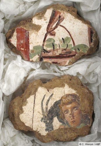 Two fragments from more than 5,000 pieces of painted wall plaster recovered in the cult district. Figurative scenes are rarely preserved; both the craftsmanship and the vivid coloration are exceptional for the Limes region. (© C. Wenzel / AMF)