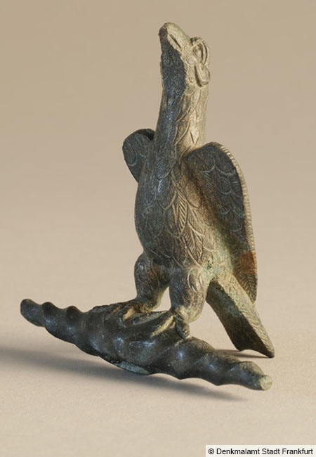 An eagle for Jupiter: Bronze statuette of an eagle standing on a lightning bolt – both powerful symbols of Jupiter, the supreme Roman god. The piece was likely mounted on a cult standard. (© Frankfurt City Monument Office)