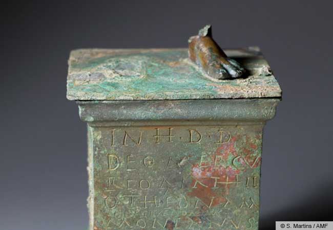 The most recent inscription discovered in the urban area of Nida also comes from a well in the cult district: a dedication to Mercury Alatheus by a soldier of the 22nd Legion, stationed in Mainz, dated 9 September 246 CE. (© S. Martins / AMF).