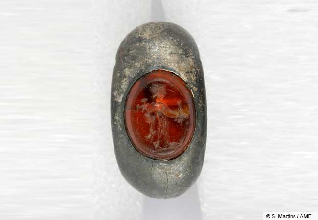 A gift to the gods? Silver ring with gemstone (2nd–3rd century CE). The motif engraved on the stone has not yet been conclusively identified. (© S. Martins / AMF).