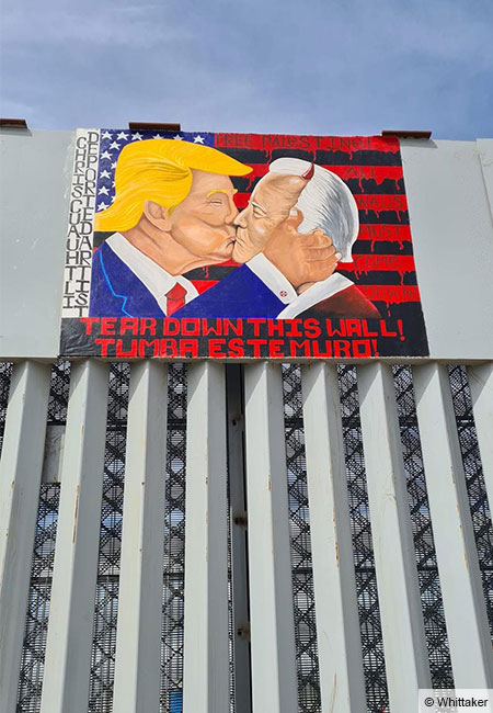 Ein fiktiver Kuss, der weniger romantisch als politisch zu deuten wäre: Wandmalerei auf der mexikanischen Seite des U.S.-Grenzzauns, Tijuana, 2023. © Whittaker