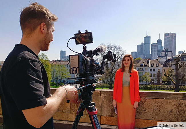 Ethnologieprofessorin Catherine Whittaker bei den Dreharbeiten auf der Terrasse des Casinogebäudes. © Sabrina Schießl
