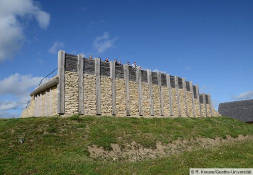 Open-air museum at the foot of the Ipf: reconstruction of a Pfostenschlitzmauer (post-slot wall) from the 5th century BCE with students and staff from Goethe University. (© R. Krause/Goethe University)