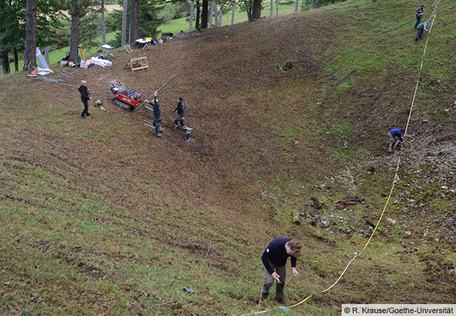 Am Ipf: Studierende bei geoelektrischen Untersuchungen in einer Trichtergrube. (© R. Krause/Goethe-Universität)