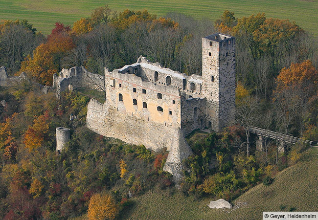 Die hochmittelalterliche Ruine der Burg Niederhaus bei Ederheim am Ausgang des Kartäusertals. (© Geyer, Heidenheim)